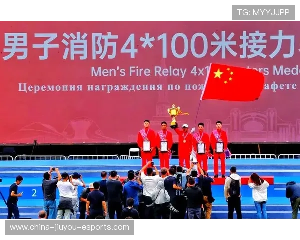 接力赛队伍配合默契夺冠，赛场感人瞬间，接力比赛的视频